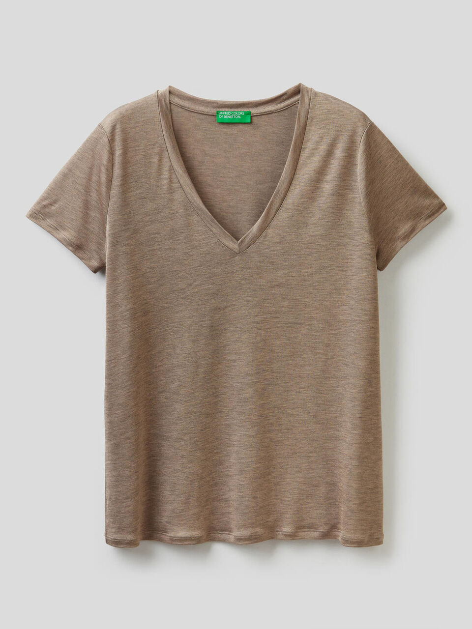 Camiseta con escote de pico image number 1
