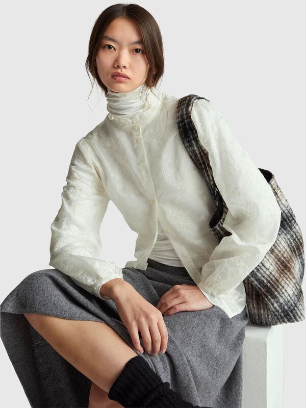 Blusa bordada con cuello con volantes Mujer