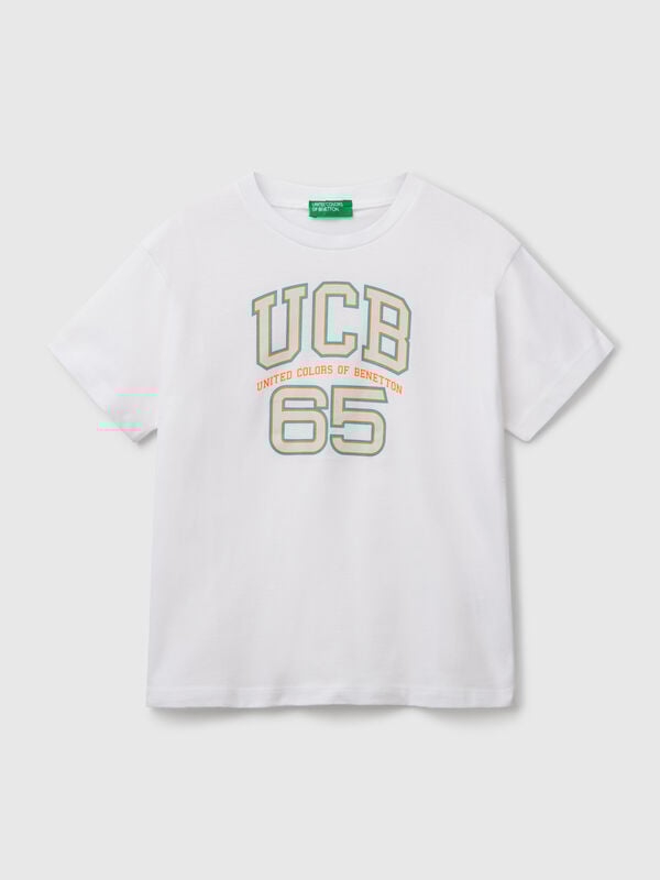 Camiseta de manga corta y cuello redondo en puro algodón orgánico. Una prenda básica y cómoda, enriquecida con un logo estampado en la parte delantera. Artículo confeccionado con tejido que contenga al menos un 95% de algodón orgánico. Niño