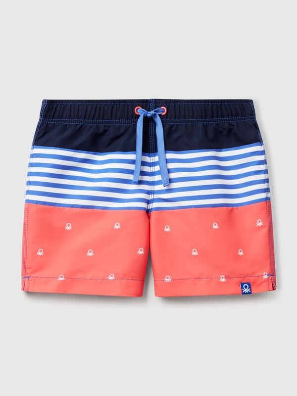 Boxer marino con rayas y tiburones. Niño
