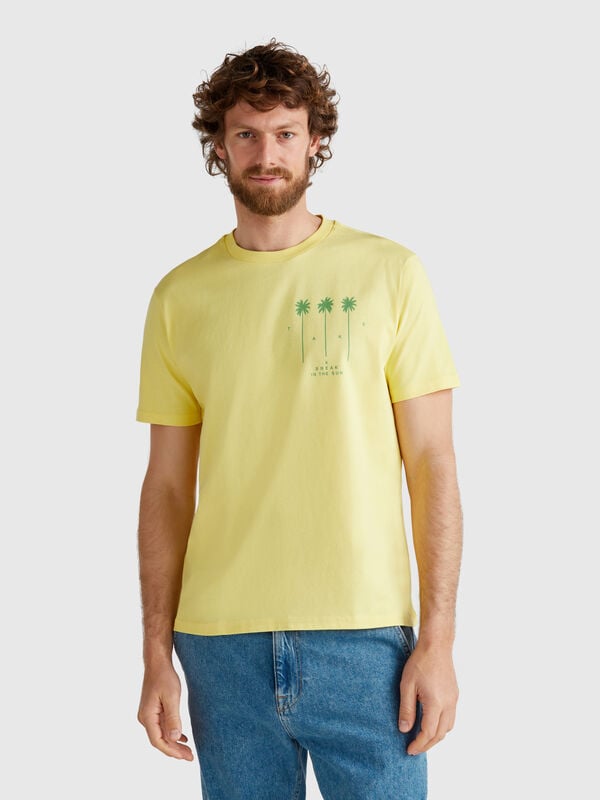 Camiseta amarilla con gráficos. Hombre