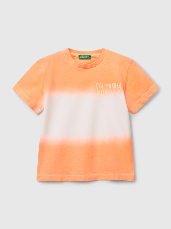 Camiseta teñida por inmersión con bordado Niño