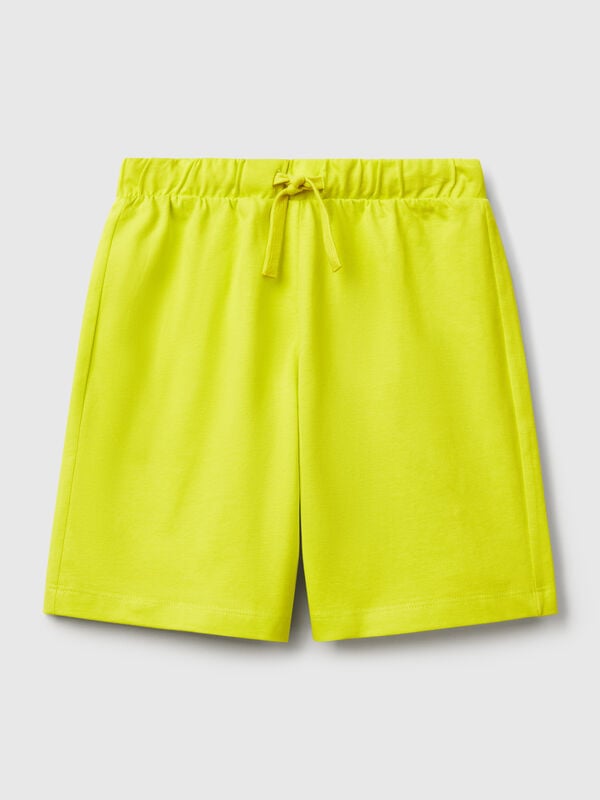 Pantalón corto en puro algodón con corte regular. Cintura con elástico interno y cordón, bolsillo de parche en la espalda con maxi logo estampado. Práctico y cómodo, perfecto para moverse al aire libre. Niño
