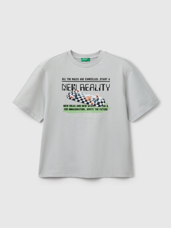 Camiseta gris con estampado frontal Niño