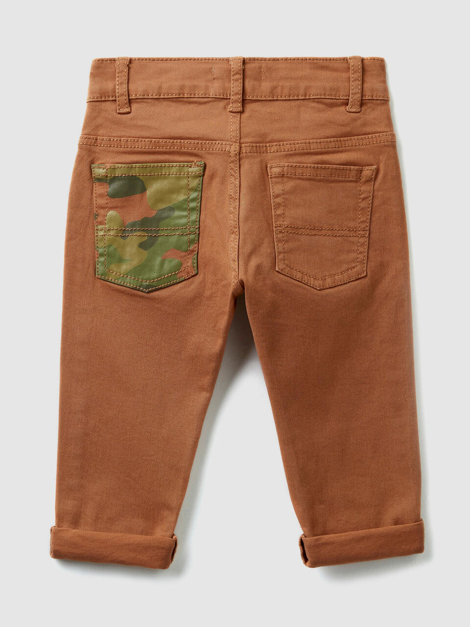 Pantalón con detalles estampados image number 2