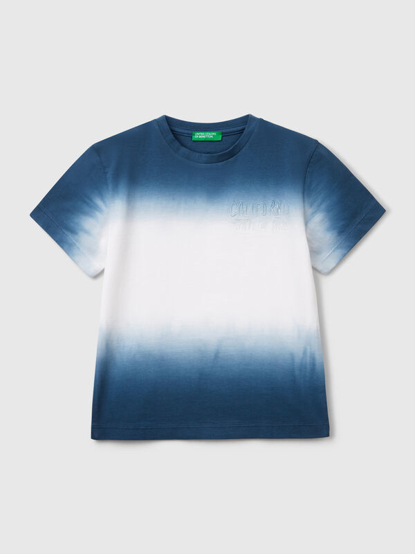 Camiseta teñida por inmersión con bordado Niño