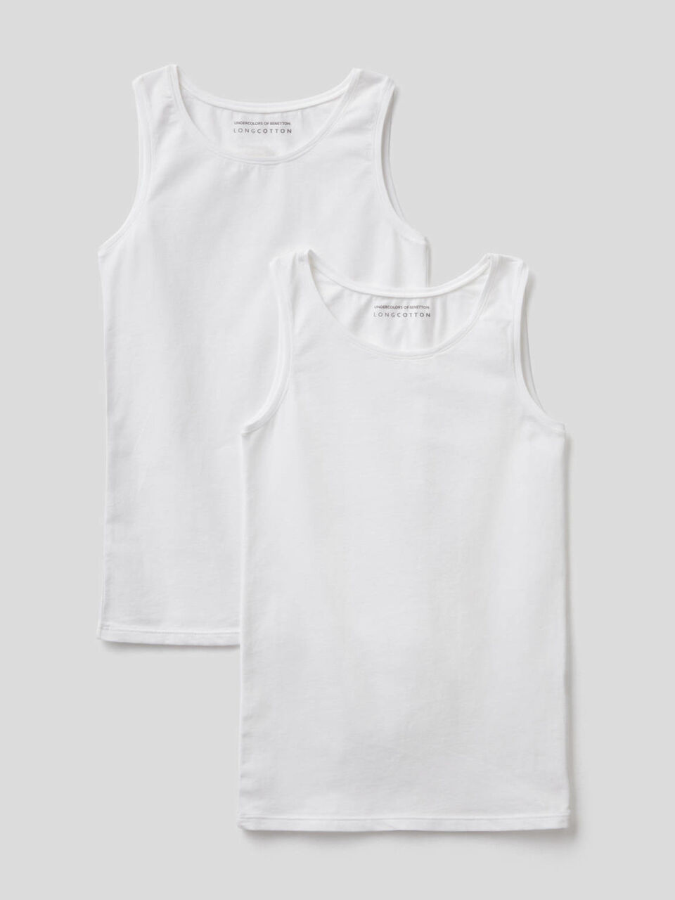 Dos camisetas interiores blancas de tirantes image number 1
