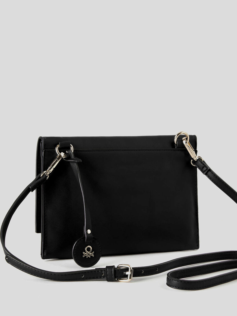 Bolso con bandolera y colgante con logotipo image number 2