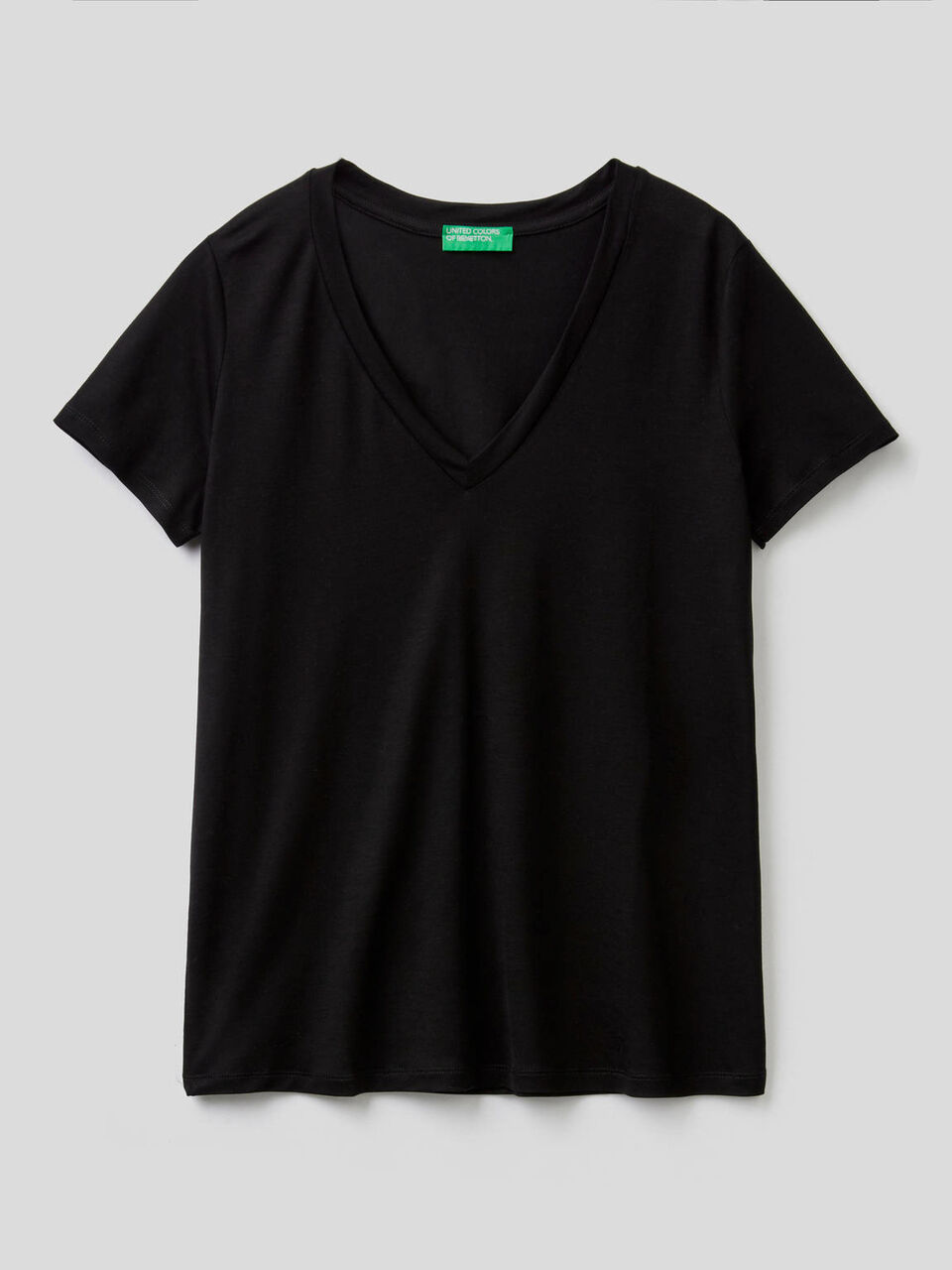 Camiseta con escote de pico image number 1