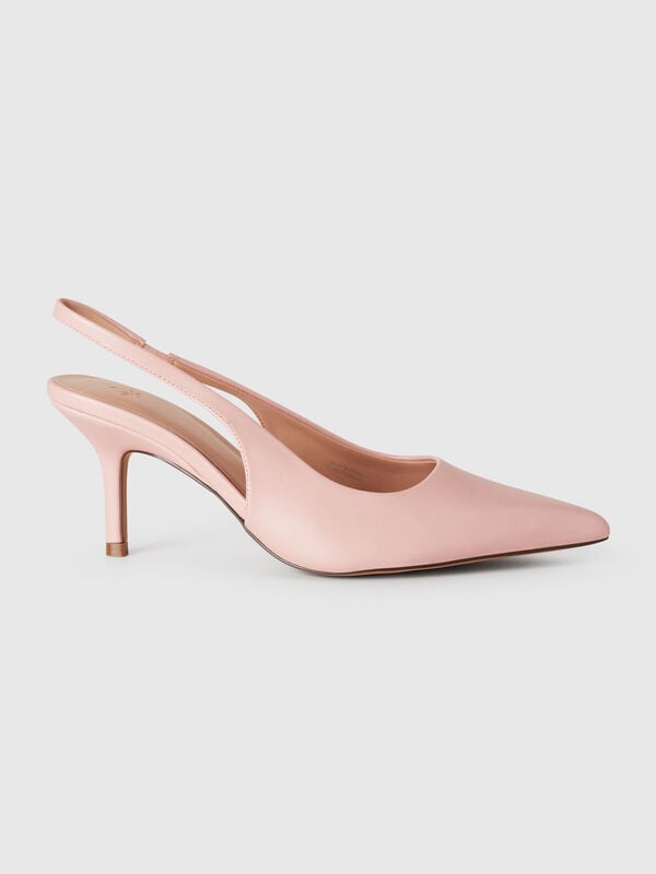 Zapatos de salón rosas con tacones. Mujer
