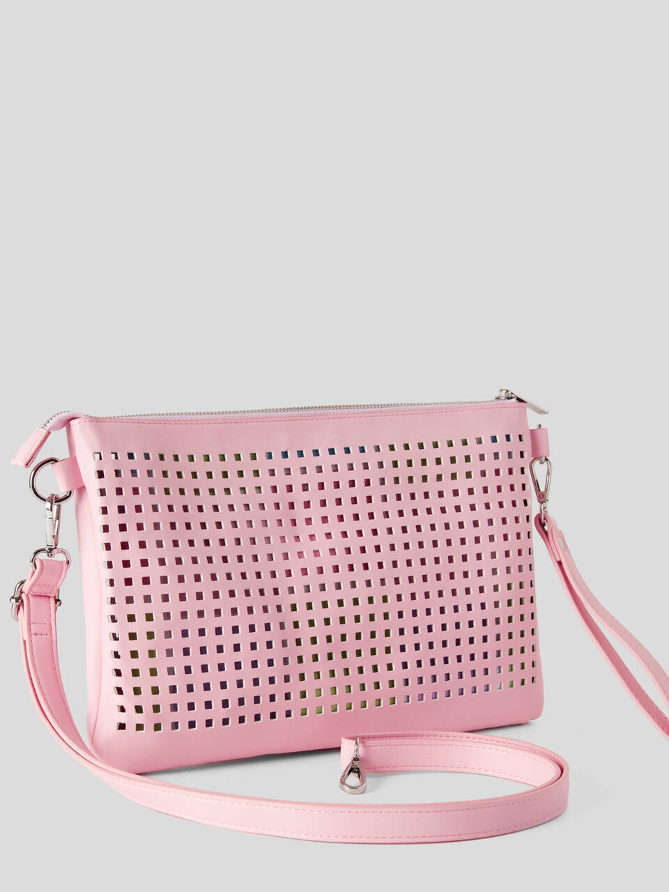 Bolso perforado con clutch extraíble image number 2