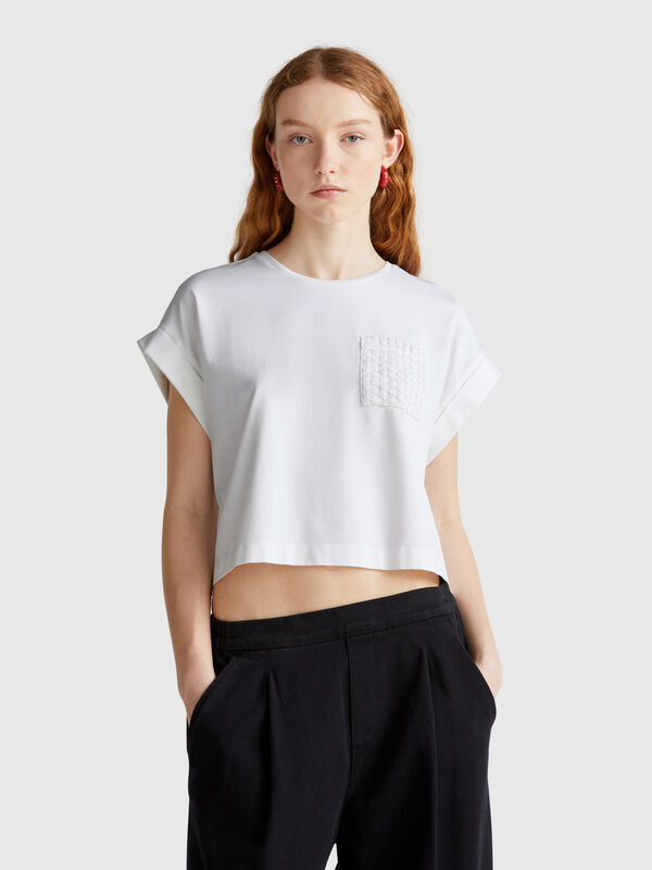 Camiseta con bolsillo de macramé Mujer