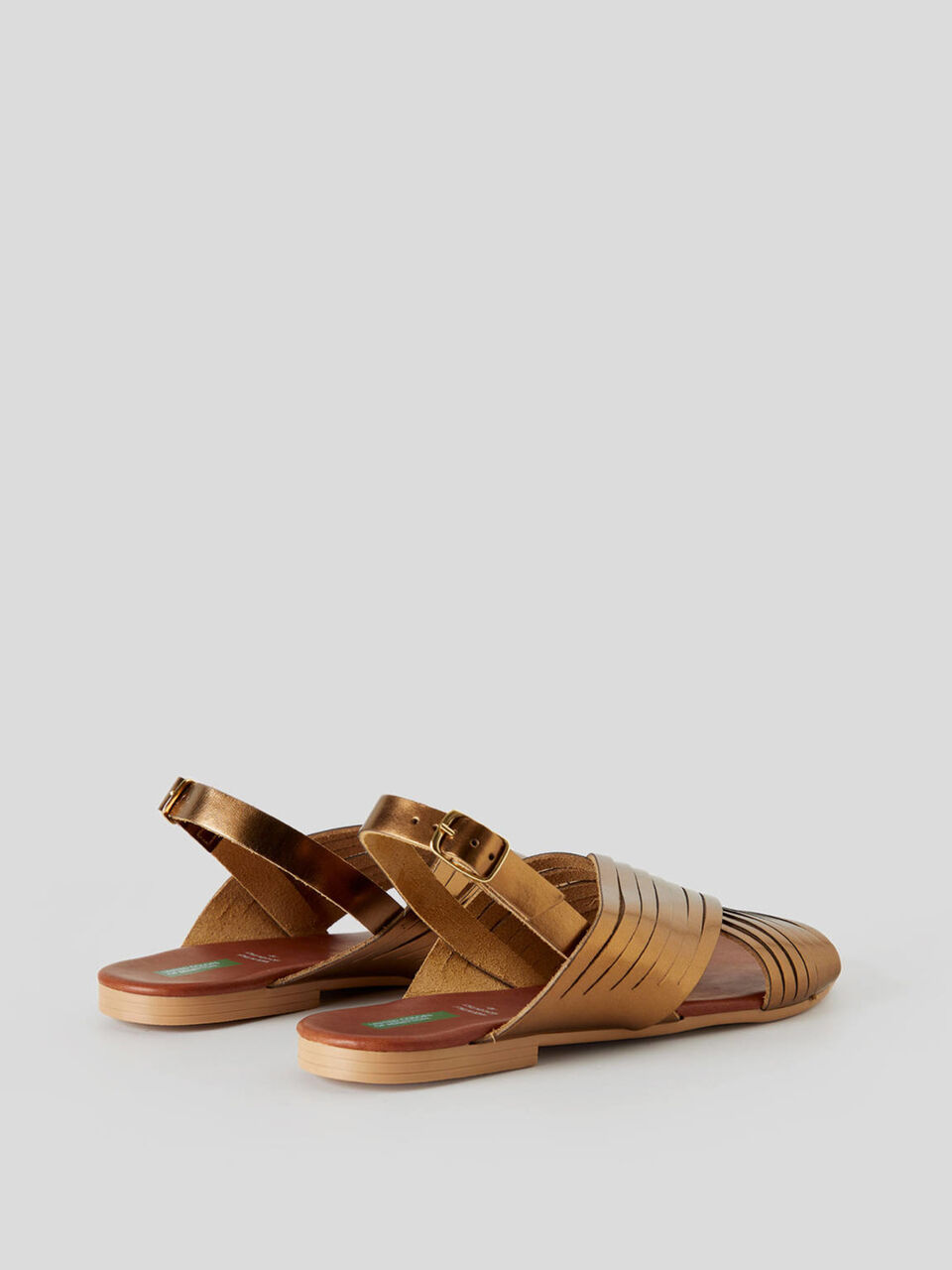 Sandalias planas cruzadas image number 2