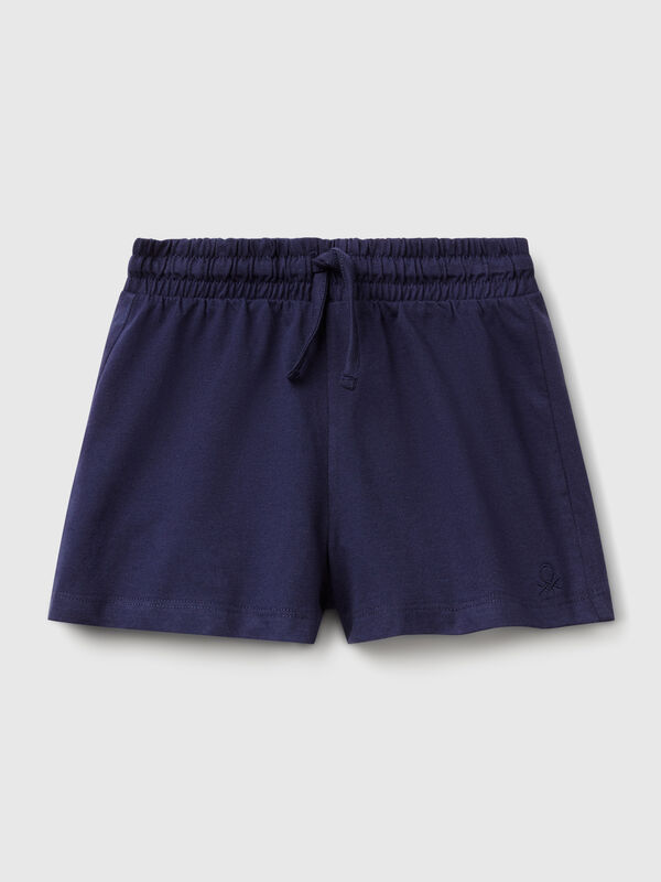 Pantalón corto de puro algodón de tacto cálido. Cintura con elástico interno y cordón, logo bordado en el bajo izquierdo. Corte regular, ideal para el día a día. Niña