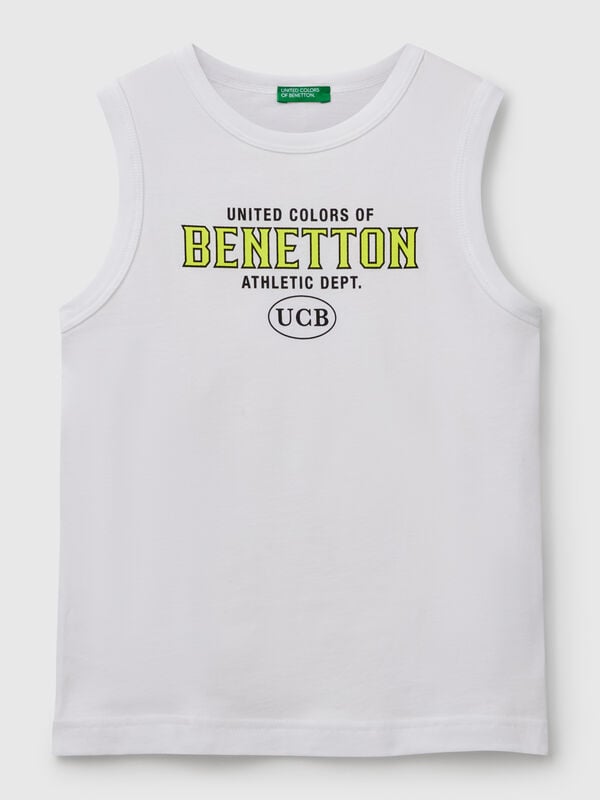 Camiseta sin mangas con cuello redondo en puro algodón orgánico. Estampado frontal con gráficos de logotipos. Ligeras y cómodas, perfectas para los días más calurosos. Artículo confeccionado con tejido que contenga al menos un 95% de algodón orgánico. Niño