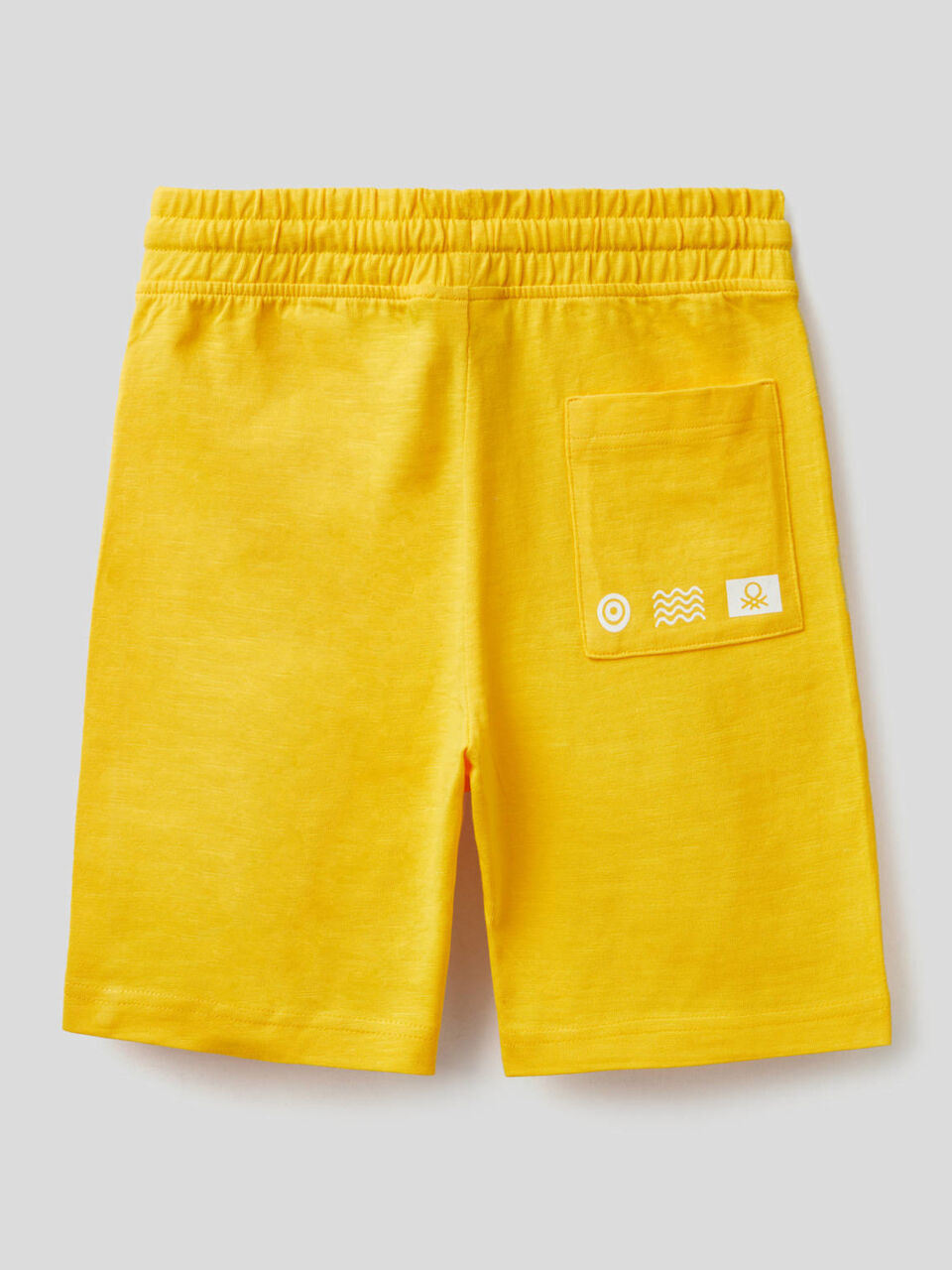 Bermudas con bolsillo canguro image number 2