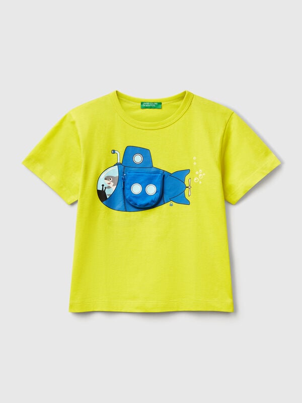 Camiseta con estampado de submarinos y aplicación. Niño