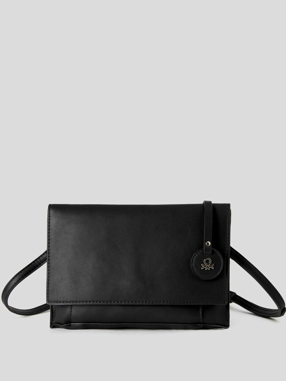 Bolso con bandolera y colgante con logotipo image number 1