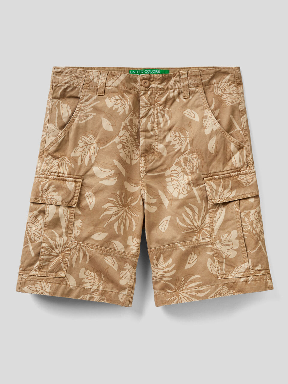 Bermudas cargo con estampado tropical image number 1