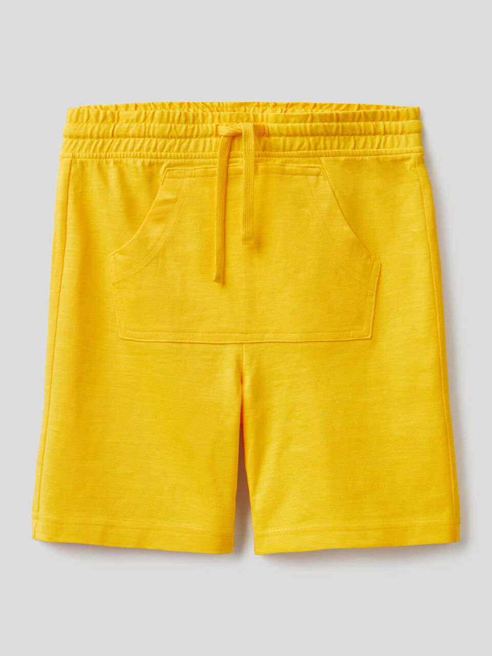 Bermudas con bolsillo canguro image number 1