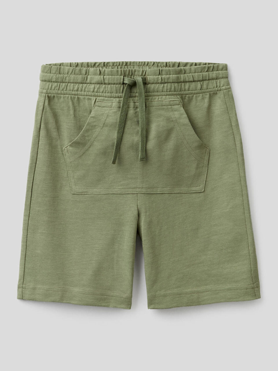 Bermudas con bolsillo canguro image number 1
