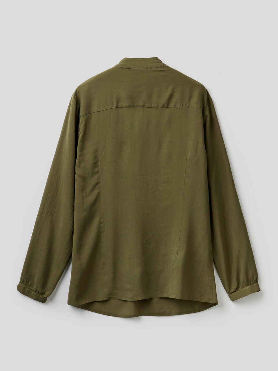 Blusa fluida con escote de pico image number null