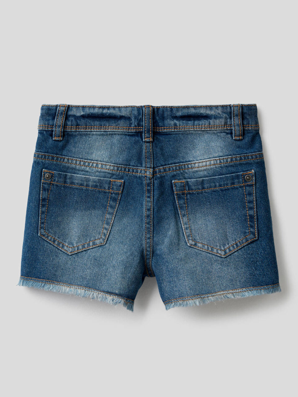Pantalón corto en denim de 100% algodón image number null