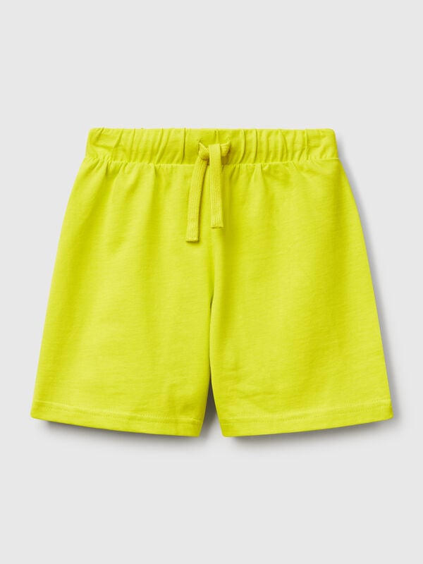 Pantalón corto en puro algodón con corte regular. Cintura con elástico interno y cordón, logo estampado en la espalda. Práctico y cómodo, perfecto para moverse al aire libre. Niño