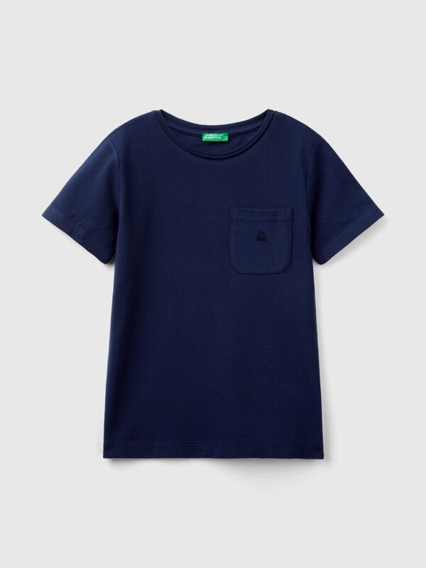 Camiseta color crudo rayas negras bolsillo estampado niño