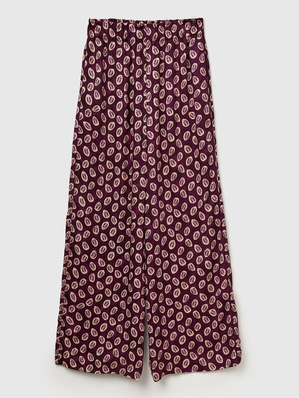 Pantalón fluido con estampado de bandana Pantalón fluido con estampado de bandana Mujer