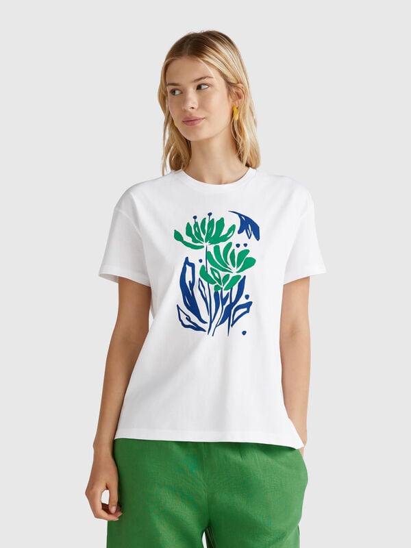 Camiseta regular con estampado de flores. Mujer