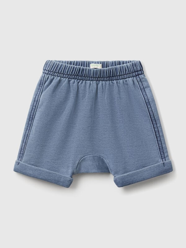 Pantalón corto en suave sudadera de mezcla de algodón elástico con efecto denim. Práctica cinturilla elástica interna con cordón decorativo, carita de conejito bordada en la espalda con orejas aplicadas. Estilo casual y moderno en versión bebé. Recién nacidos