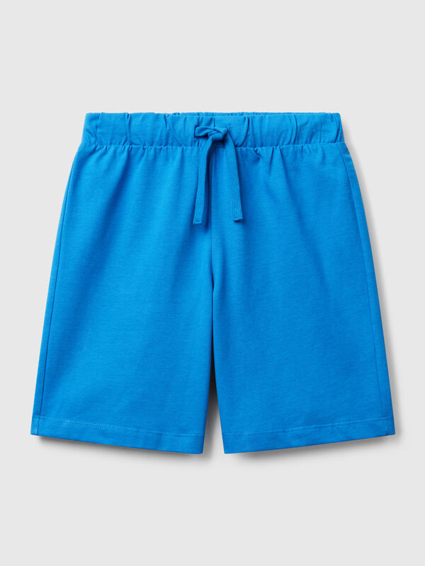 Pantalón corto en puro algodón con corte regular. Cintura con elástico interno y cordón, bolsillo de parche en la espalda con maxi logo estampado. Práctico y cómodo, perfecto para moverse al aire libre. Niño