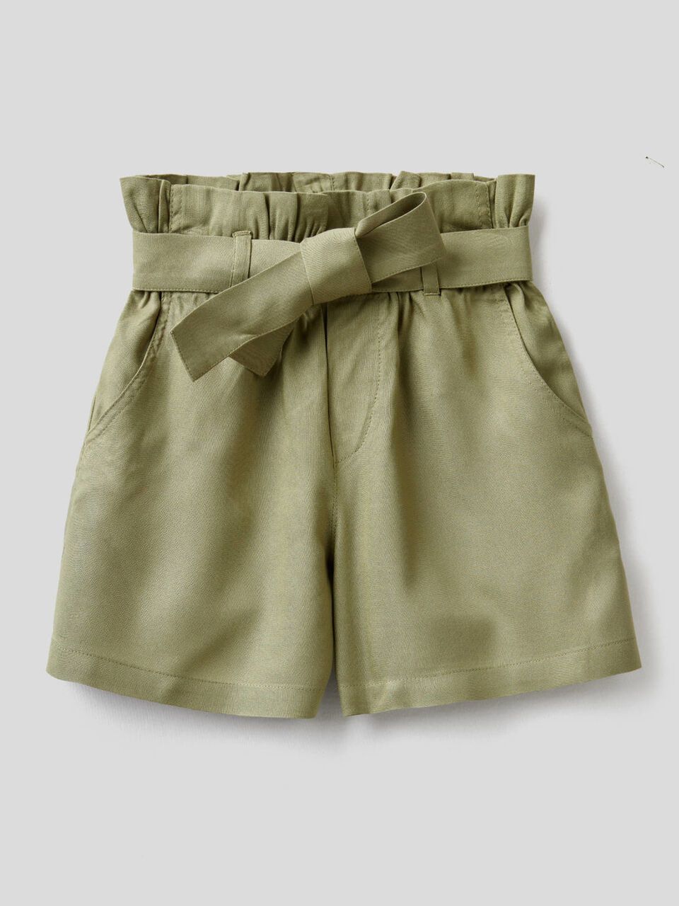 Bermudas fluidas con cinturón image number 1