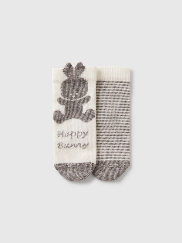 Conjunto de calcetines con rayas y conejito. Recién nacidos