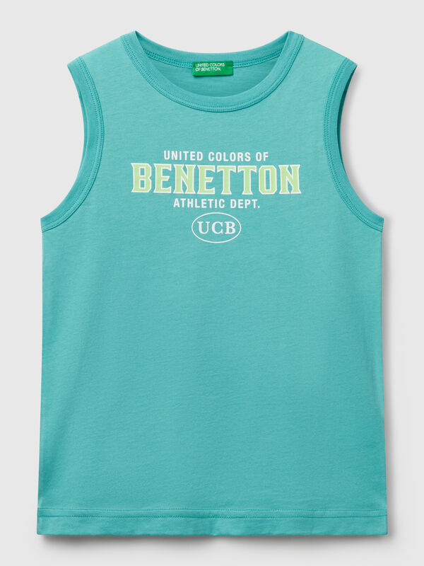 Camiseta sin mangas con cuello redondo en puro algodón orgánico. Estampado frontal con gráficos de logotipos. Ligeras y cómodas, perfectas para los días más calurosos. Artículo confeccionado con tejido que contenga al menos un 95% de algodón orgánico. Niño