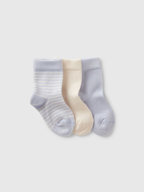 Tres pares de calcetines celestes y crema. Recién nacidos
