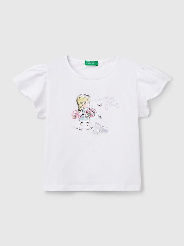 Camiseta con estampado y bordado. Niña