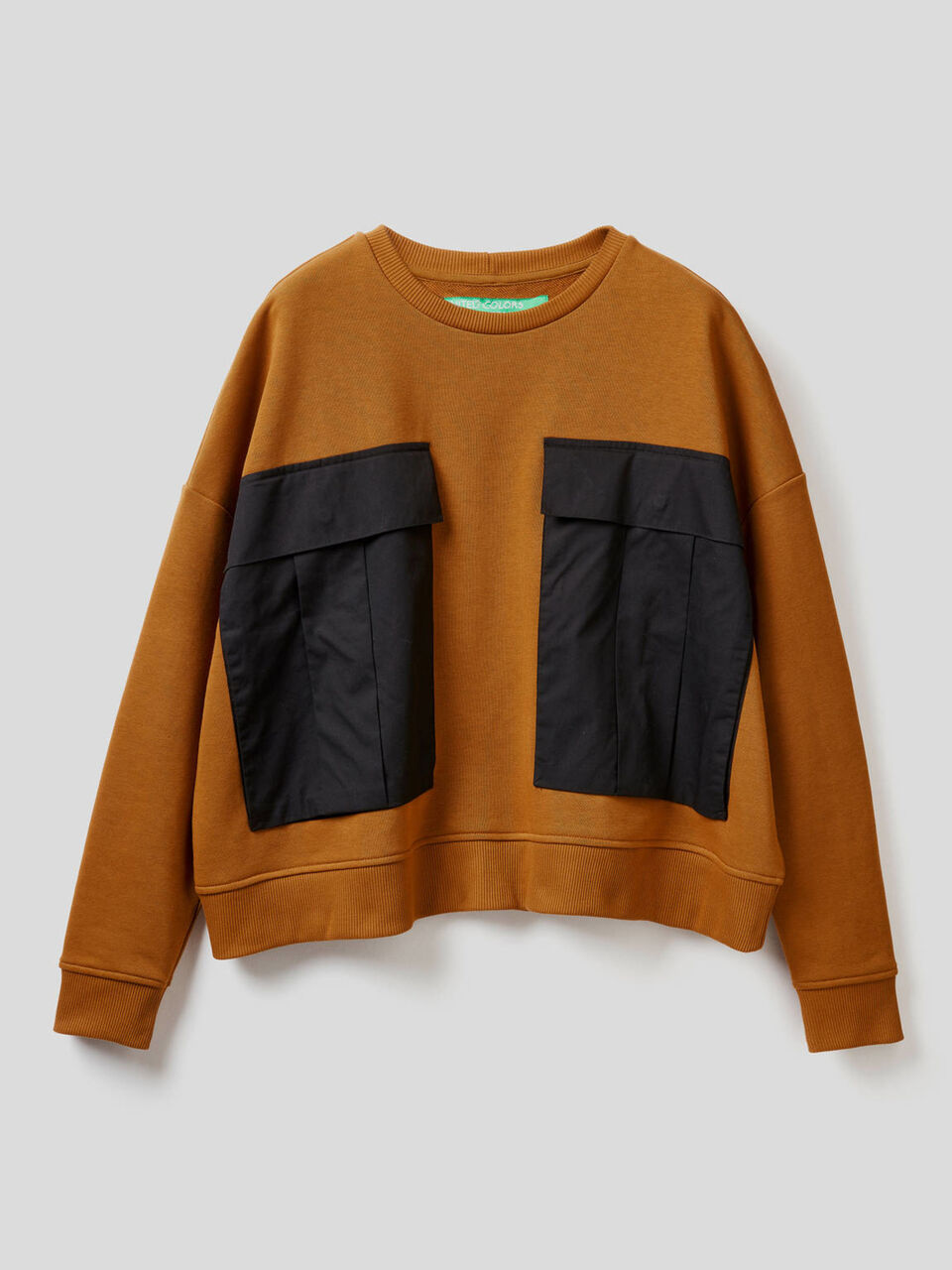 Sudadera con maxibolsillos en contraste image number 1