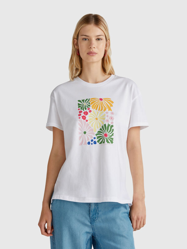 Camiseta regular con estampado de flores. Mujer