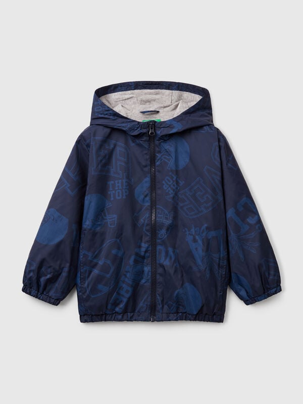 Chaqueta ligera estampada con capucha Niño