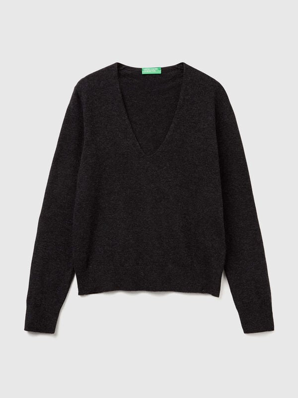Suéter gris oscuro con cuello en V en pura lana merino Suéter gris oscuro con cuello en V en pura lana merino Mujer