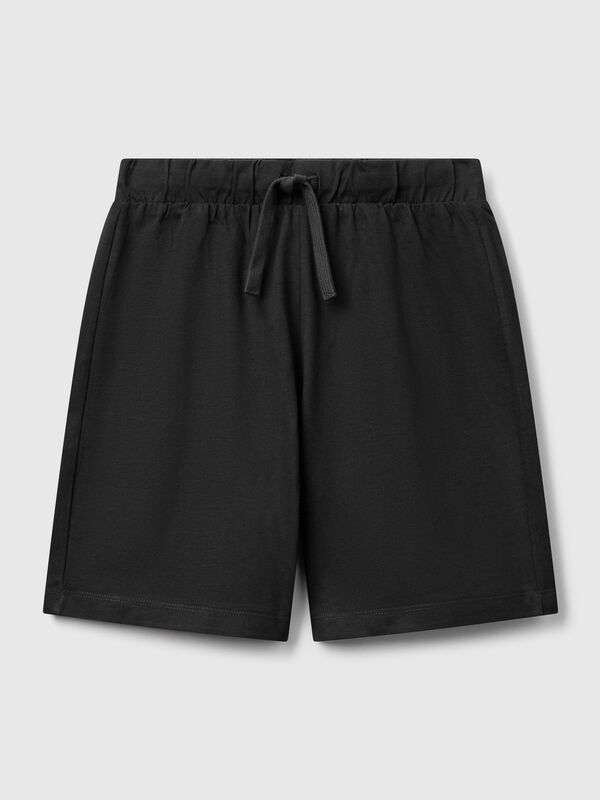 Pantalón corto en puro algodón con corte regular. Cintura con elástico interno y cordón, bolsillo de parche en la espalda con maxi logo estampado. Práctico y cómodo, perfecto para moverse al aire libre. Niño