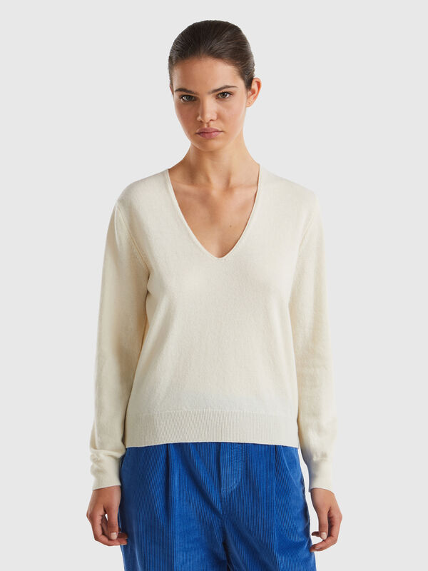 Suéter color crema con cuello en V en pura lana merino Mujer