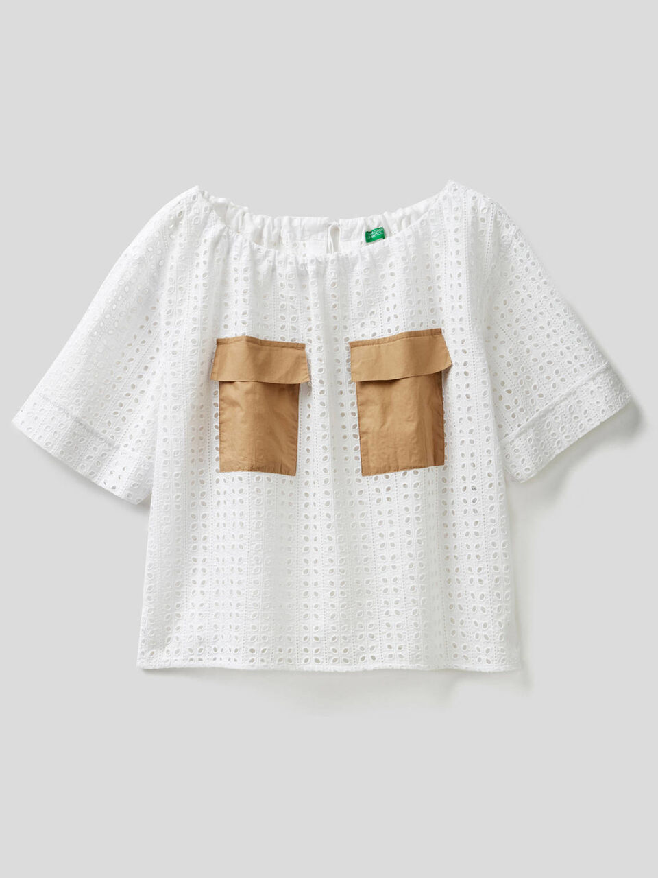 Blusa perforada con bolsillos image number 1