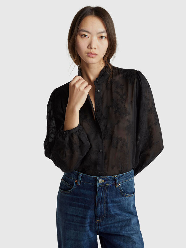 Blusa bordada con cuello con volantes Mujer