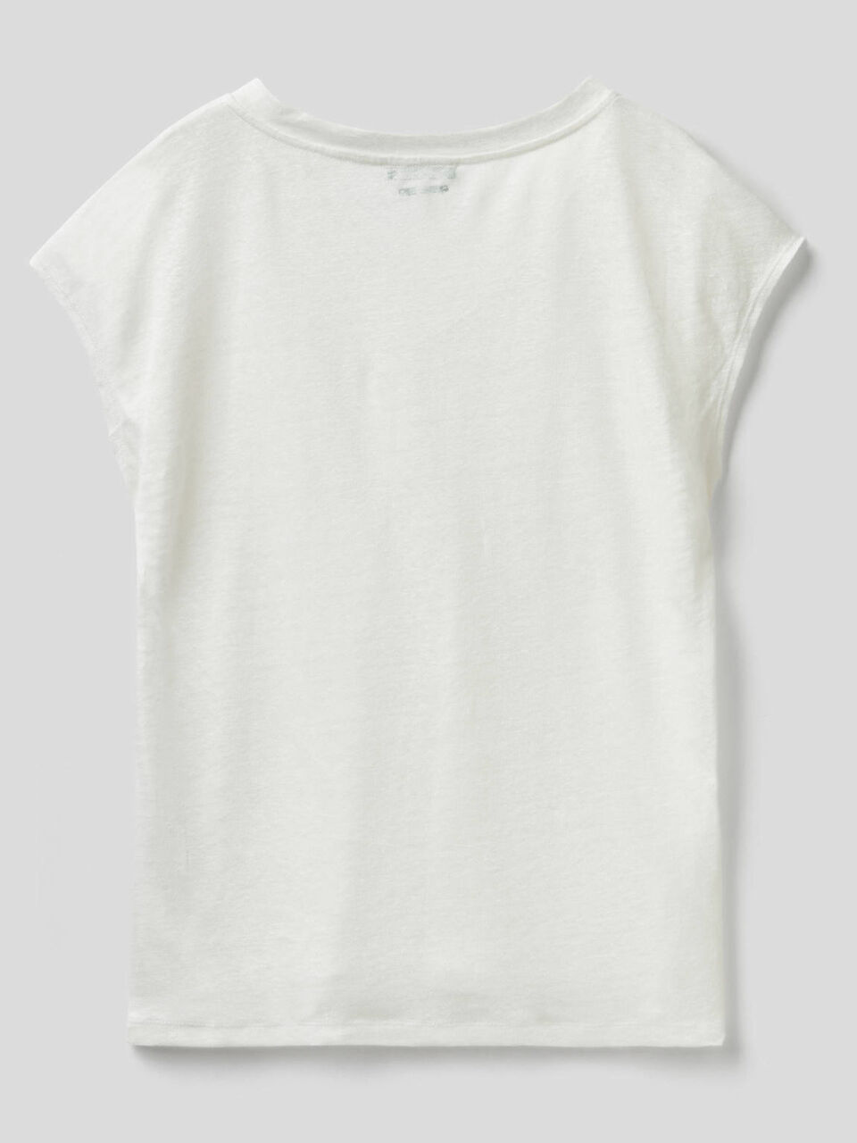 Top de 100% lino con escote de pico image number 2