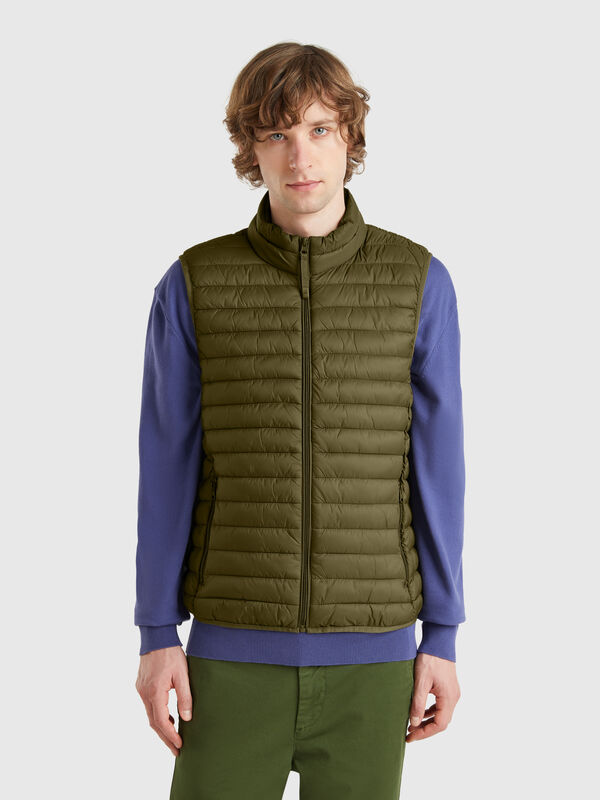 Chaqueta sin mangas de corte regular con acolchado  Hombre