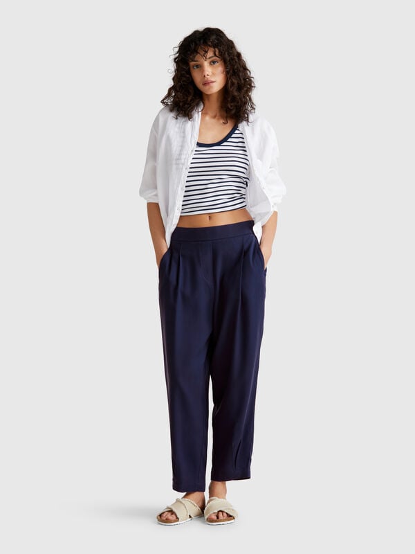 Pantalón fluido con pinzas Mujer