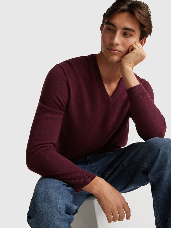Suéter color ciruela con cuello en V en pura lana merino Hombre